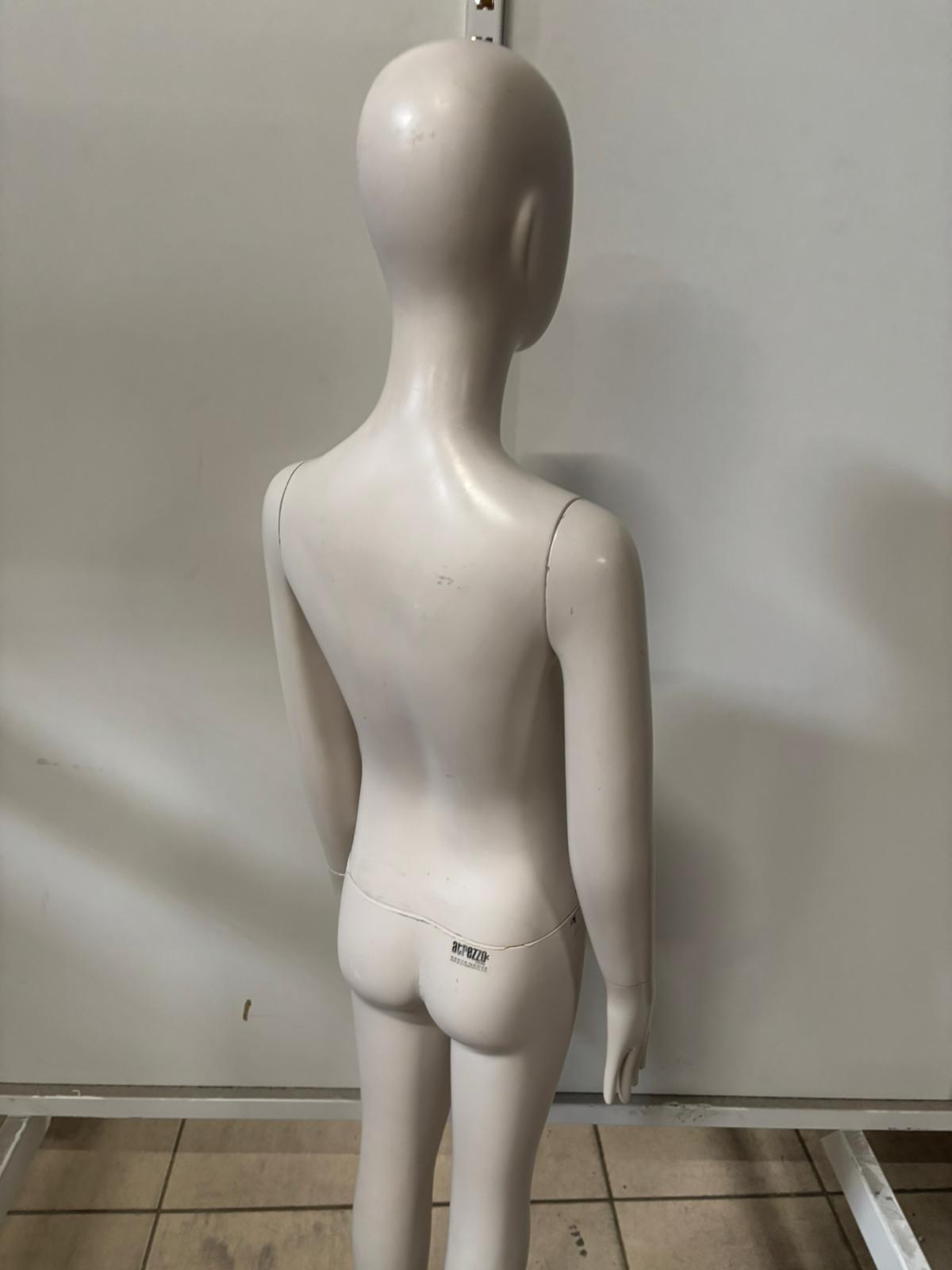 Mannequin adolescent complet sur socle – Fibre de verre – Beige mat – H130 cm