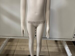 Mannequin adolescent complet sur socle – Fibre de verre – Beige mat – H130 cm