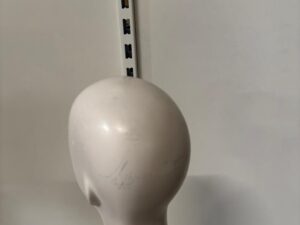 Mannequin adolescent complet sur socle – Fibre de verre – Beige mat – H130 cm