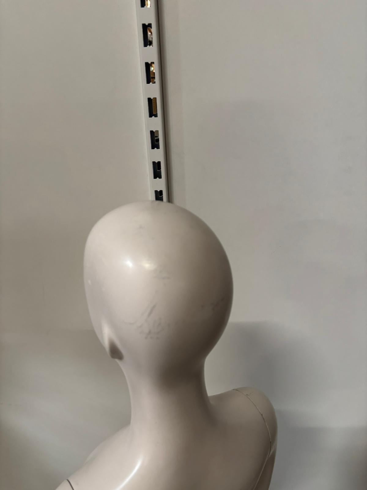 Mannequin adolescent complet sur socle – Fibre de verre – Beige mat – H130 cm