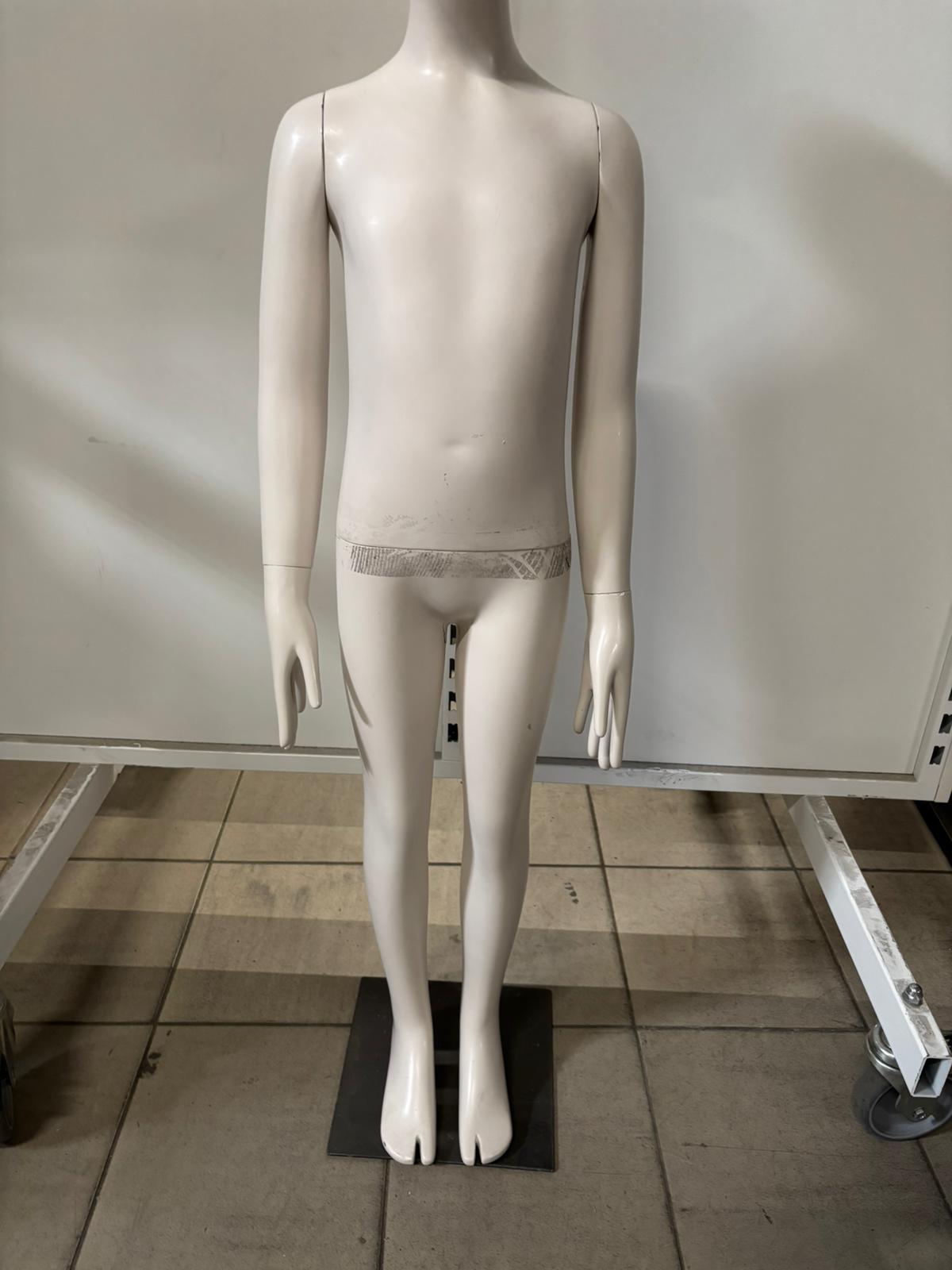 Mannequin adolescent complet sur socle – Fibre de verre – Beige mat – H130 cm