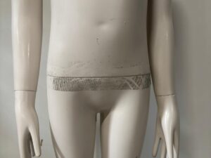 Mannequin adolescent complet sur socle – Fibre de verre – Beige mat – H130 cm