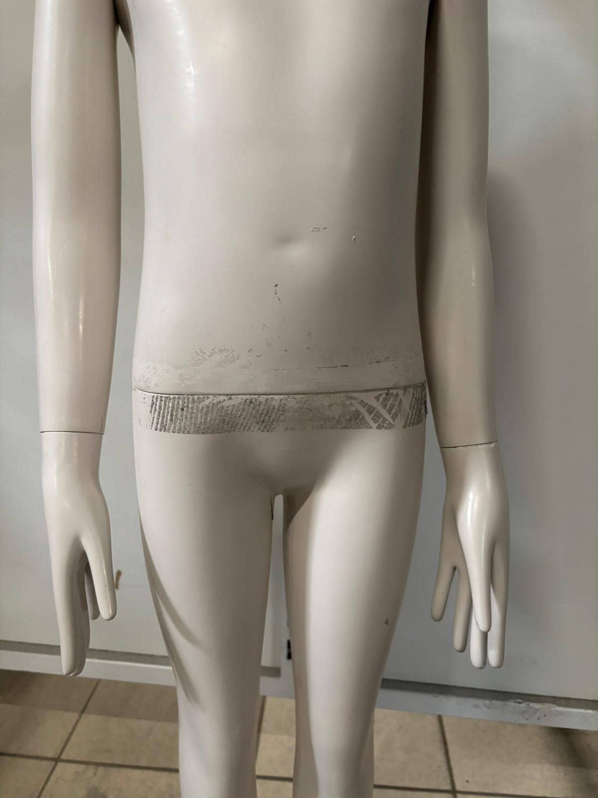 Mannequin adolescent complet sur socle – Fibre de verre – Beige mat – H130 cm
