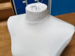 Buste femme en tissu – Mousse renforcée – Blanc – H58 cm