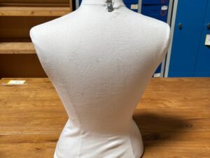 Buste femme en tissu – Mousse renforcée – Blanc – H58 cm