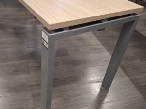 Bureau droit – Gris & Bois clair – L160 x P60 x H71,5 cm