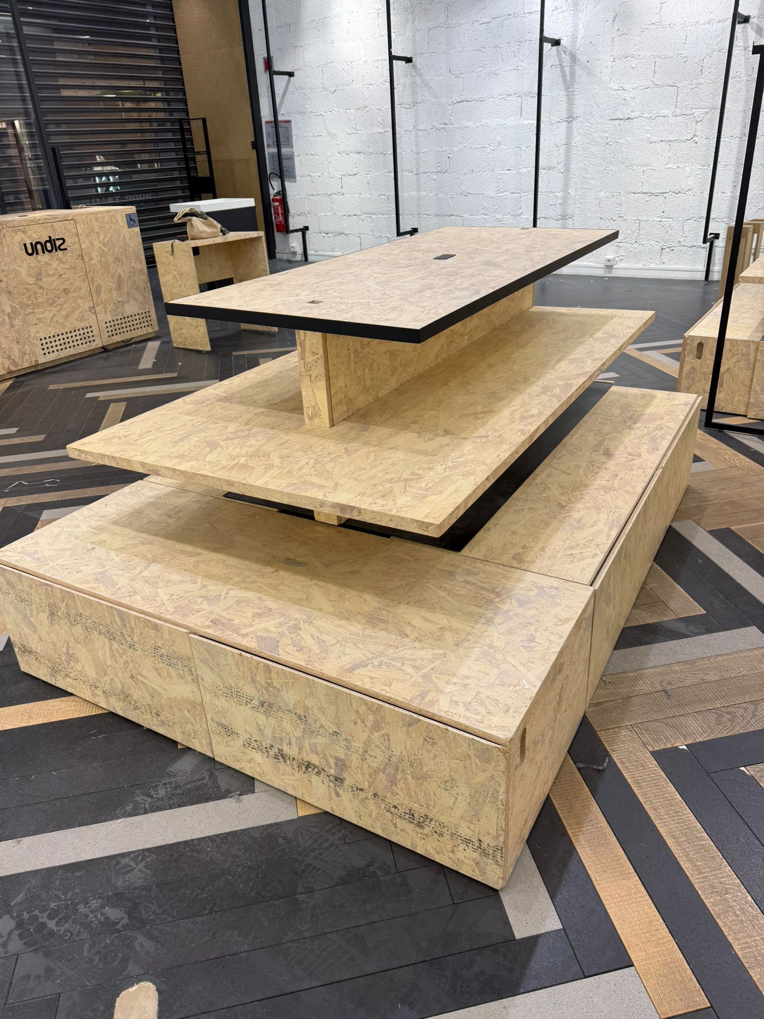 Table centrale en bois OSB – 6 tiroirs – L200 x P145 x H96 cm