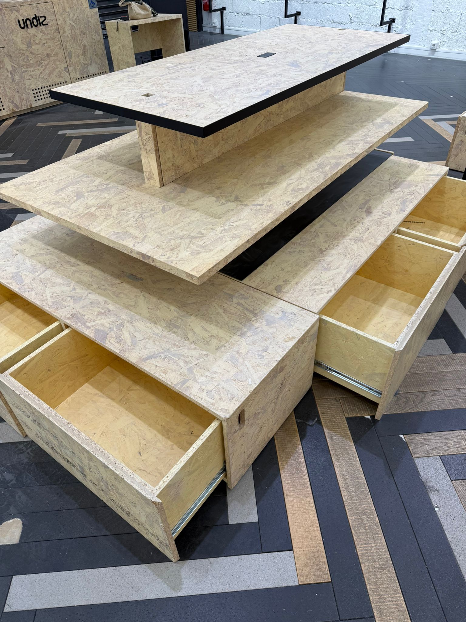 Table centrale en bois OSB – 6 tiroirs – L200 x P145 x H96 cm
