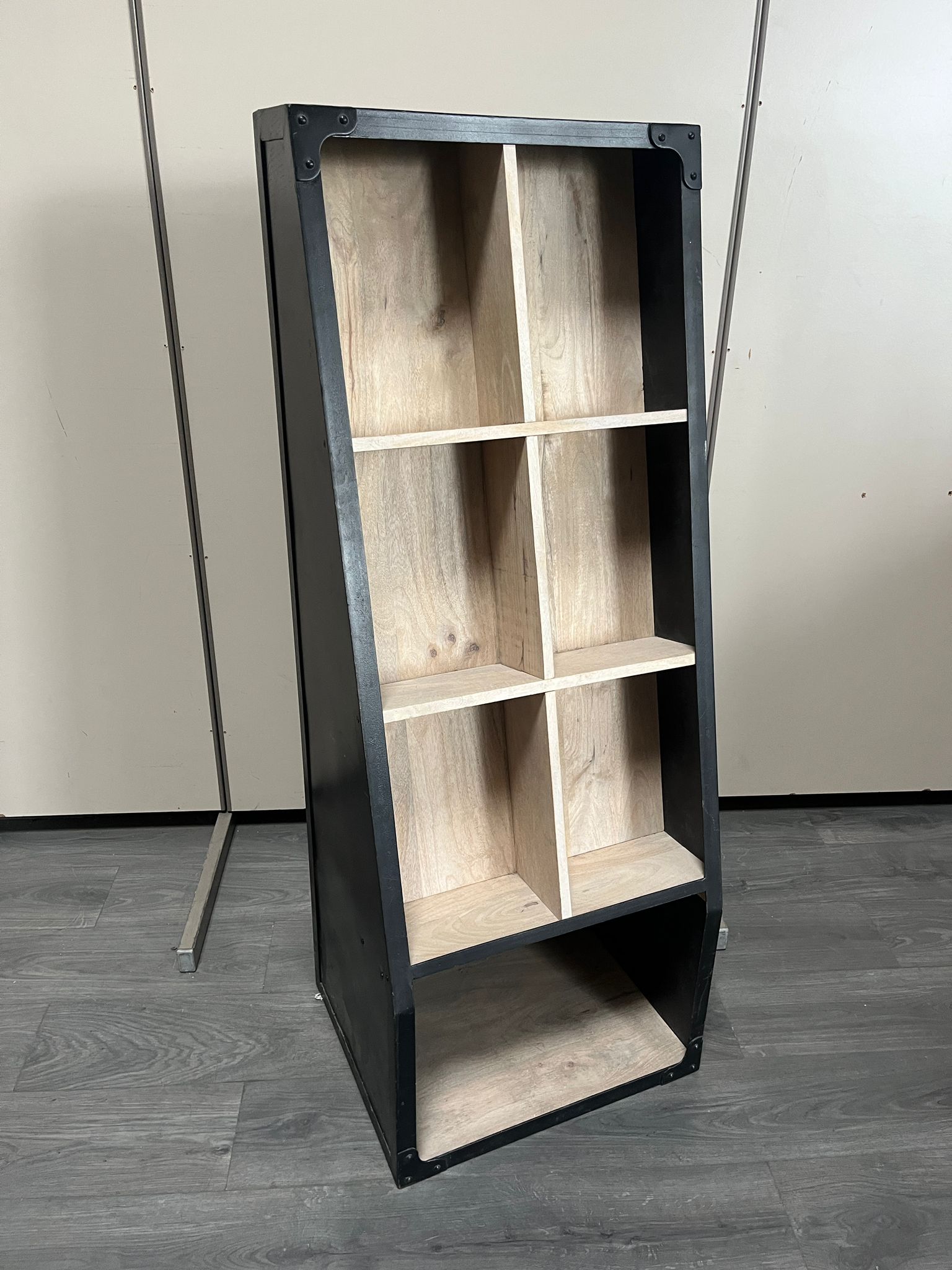Meuble de présentation à compartiments – Style industriel bois et métal – H141 x L53,5 x P44 cm