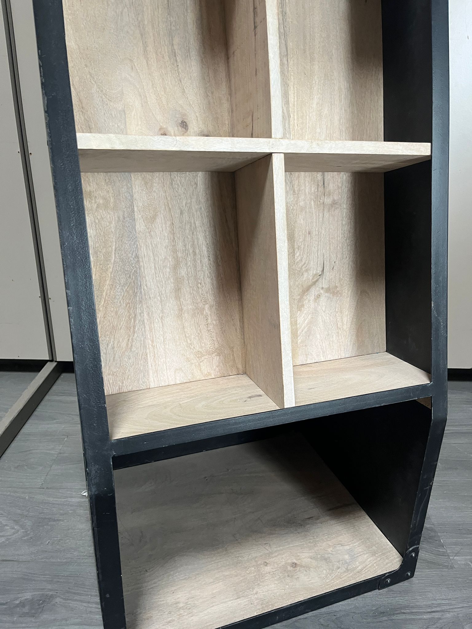 Meuble de présentation à compartiments – Style industriel bois et métal – H141 x L53,5 x P44 cm