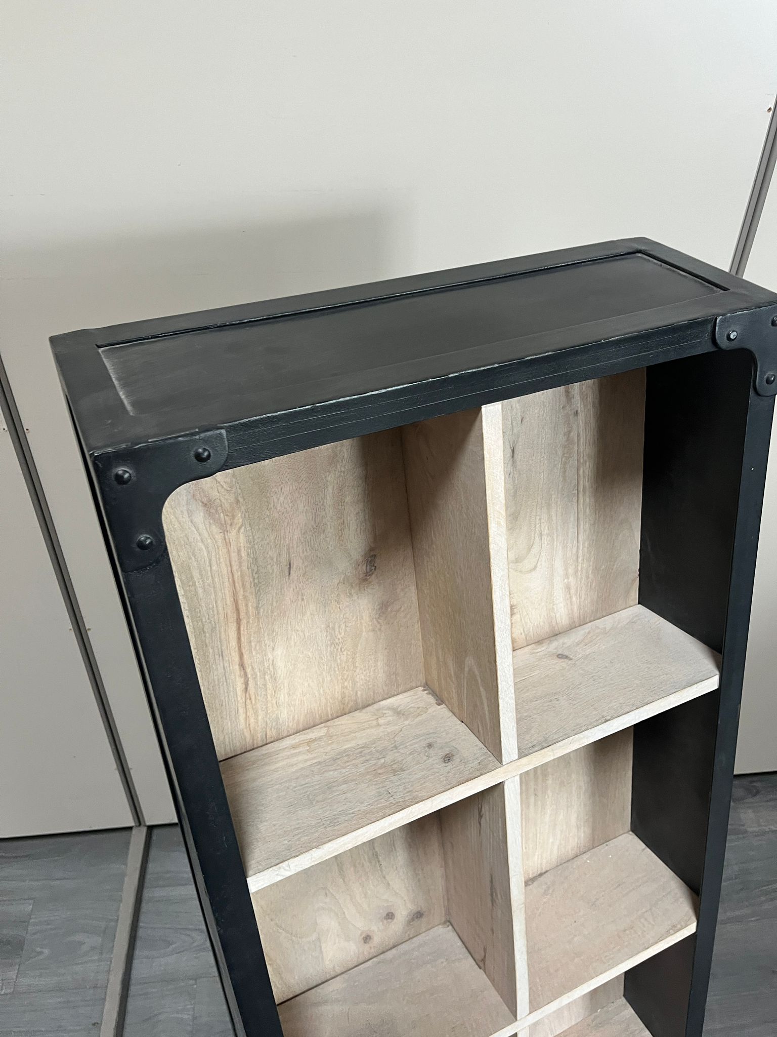 Meuble de présentation à compartiments – Style industriel bois et métal – H141 x L53,5 x P44 cm