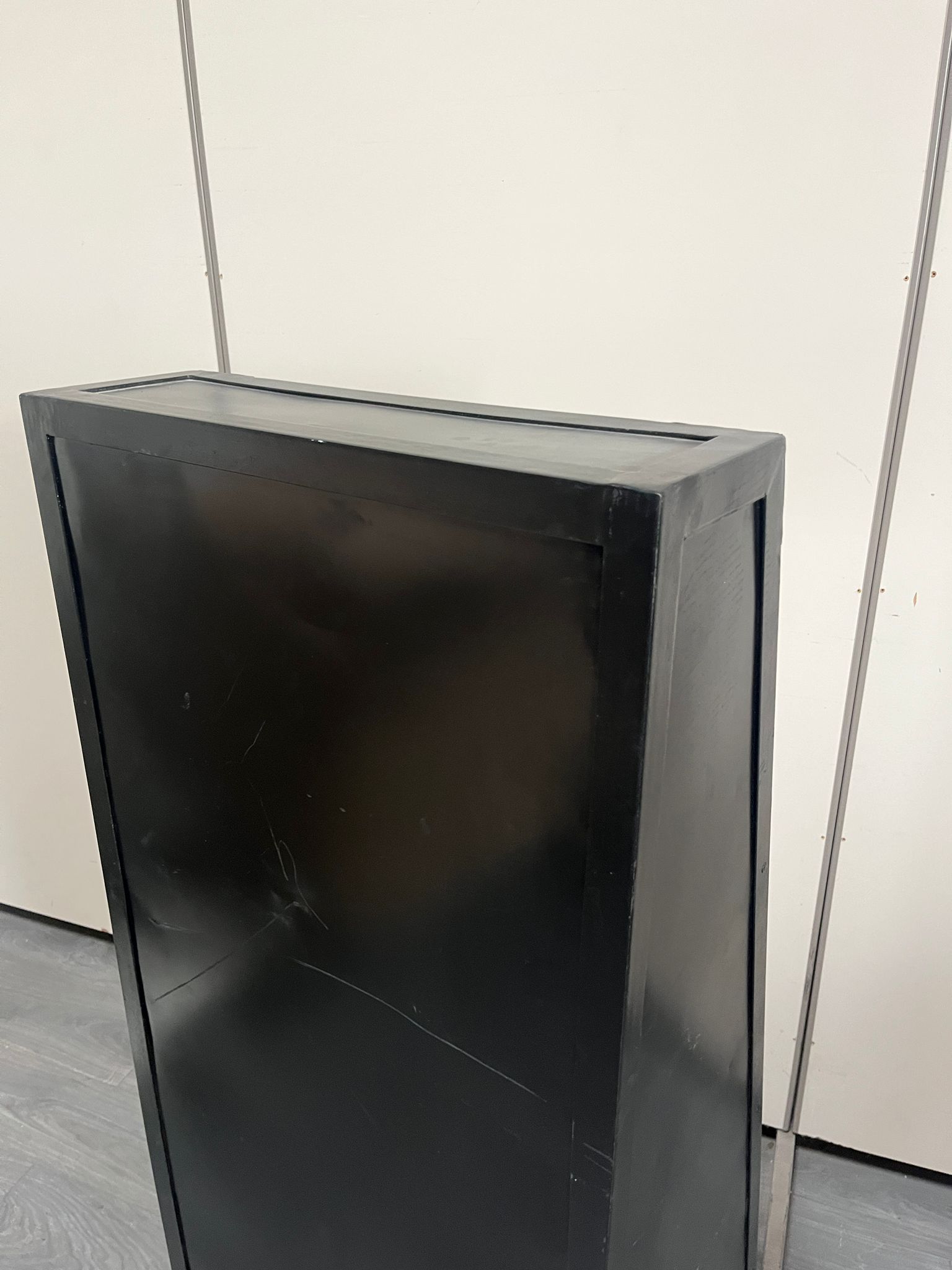 Meuble de présentation à compartiments – Style industriel bois et métal – H141 x L53,5 x P44 cm