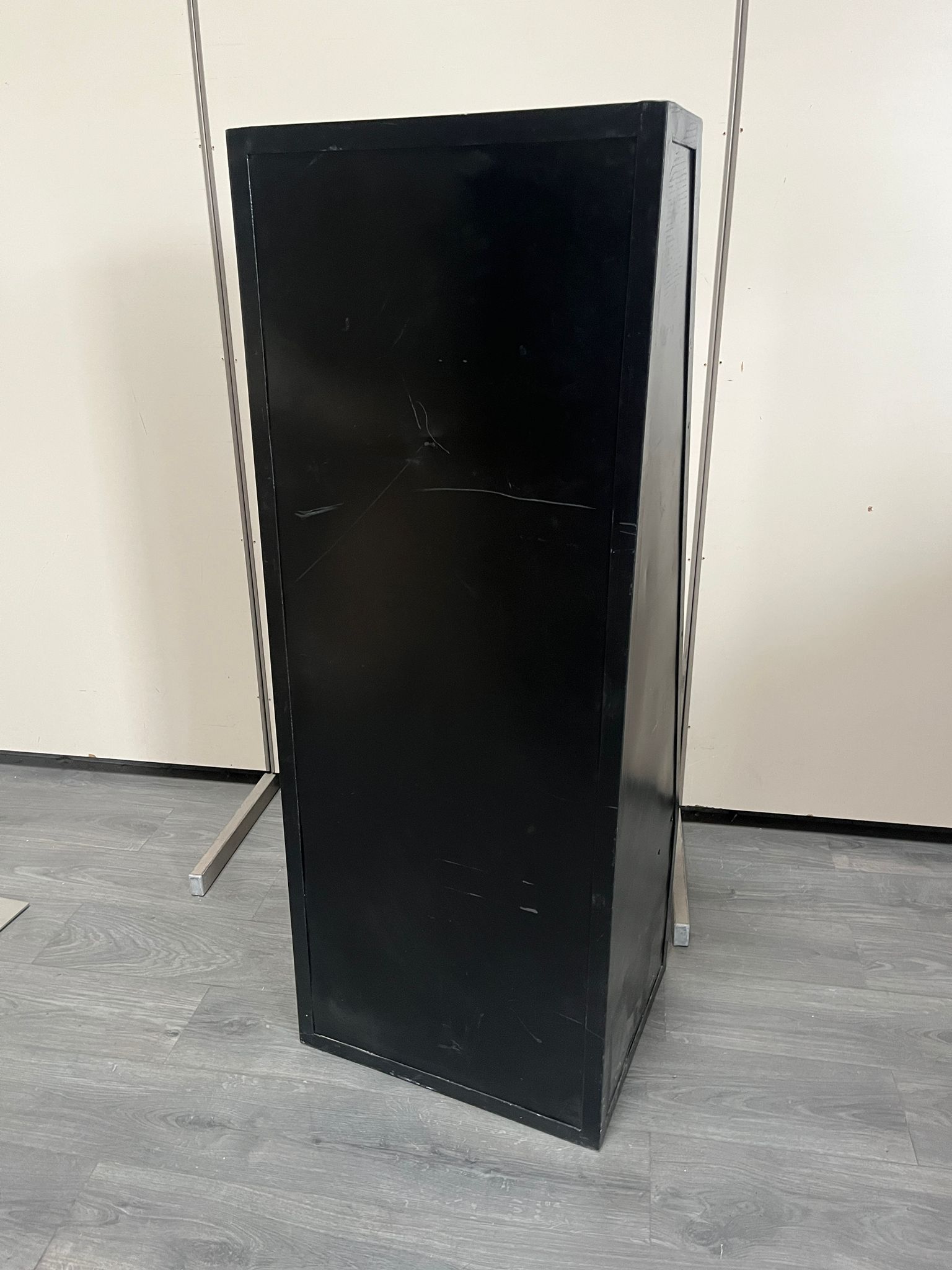 Meuble de présentation à compartiments – Style industriel bois et métal – H141 x L53,5 x P44 cm