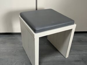 Tabouret bois clair et simili cuir gris – 45 x 45 x H50 cm
