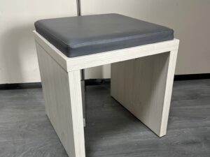 Tabouret bois clair et simili cuir gris – 45 x 45 x H50 cm