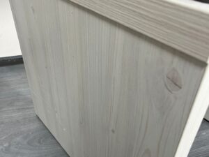 Tabouret bois clair et simili cuir gris – 45 x 45 x H50 cm