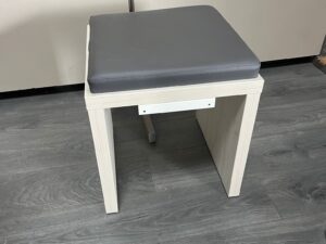 Tabouret bois clair et simili cuir gris – 45 x 45 x H50 cm