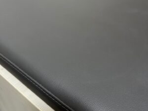 Tabouret bois clair et simili cuir gris – 45 x 45 x H50 cm