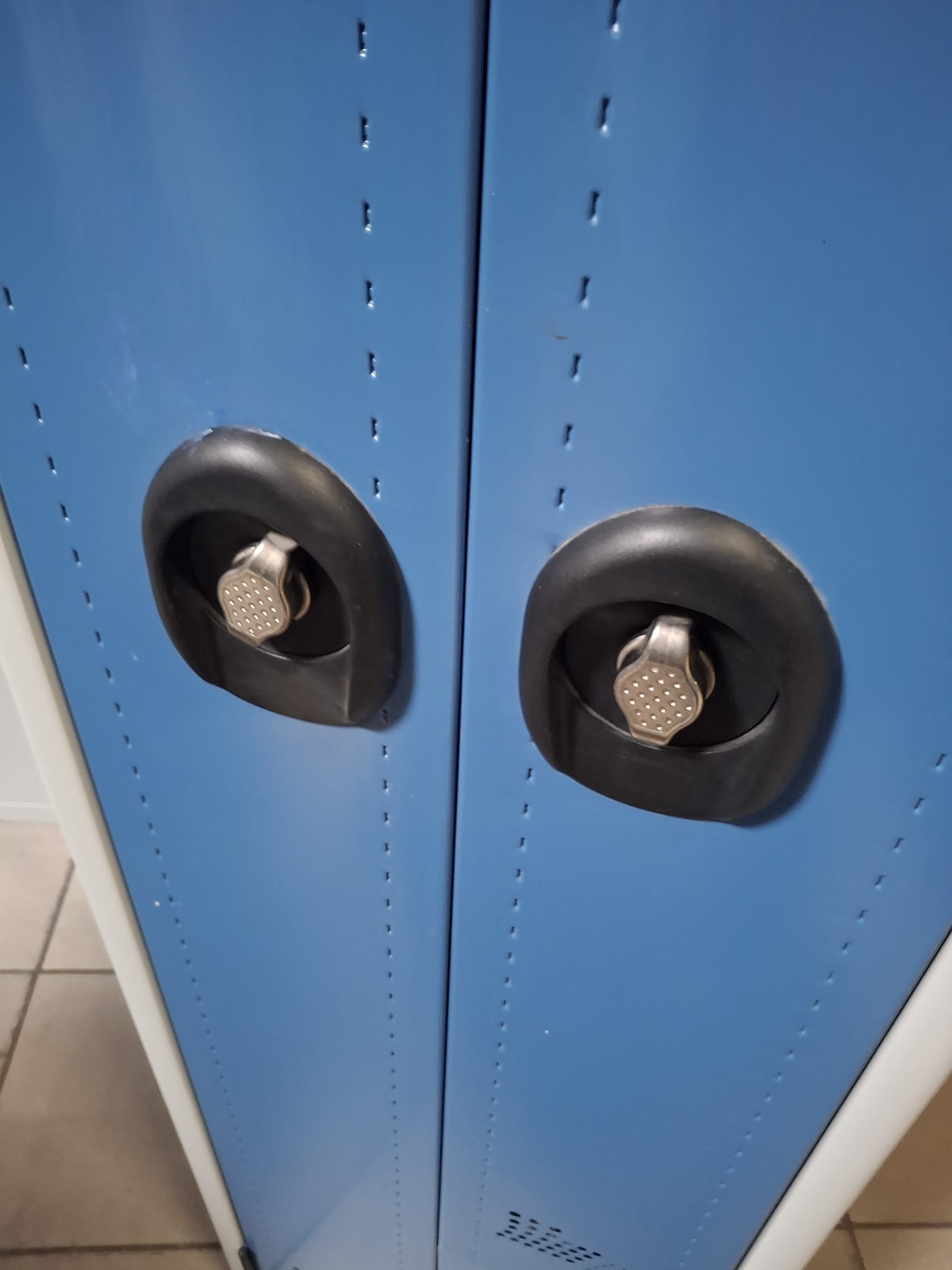 Bloc vestiaire 2 portes – Bleu et gris – Fermeture cadenas – H180 x L40 x P50 cm – Image 2