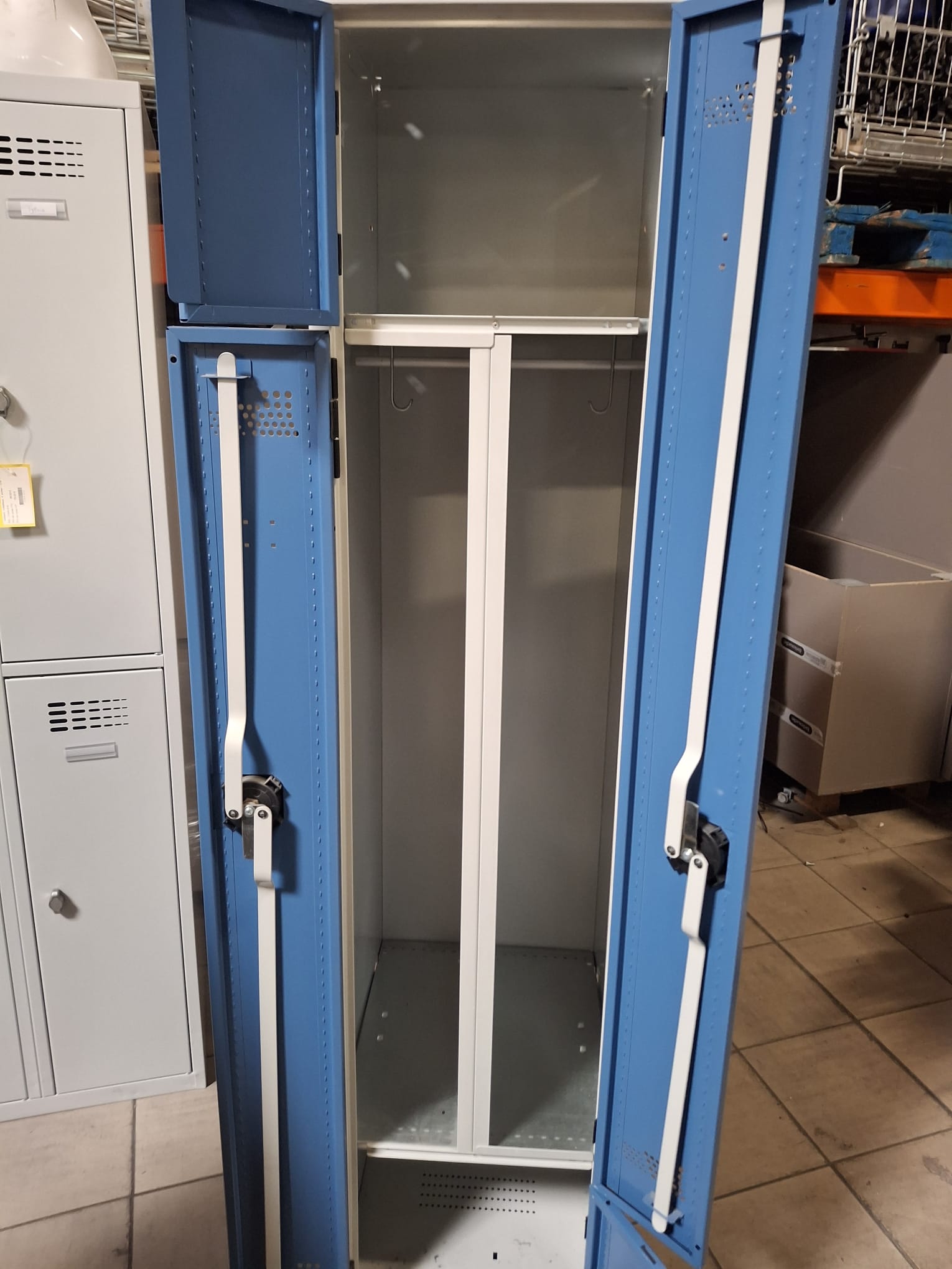 Bloc vestiaire 2 portes – Bleu et gris – Fermeture cadenas – H180 x L40 x P50 cm – Image 4