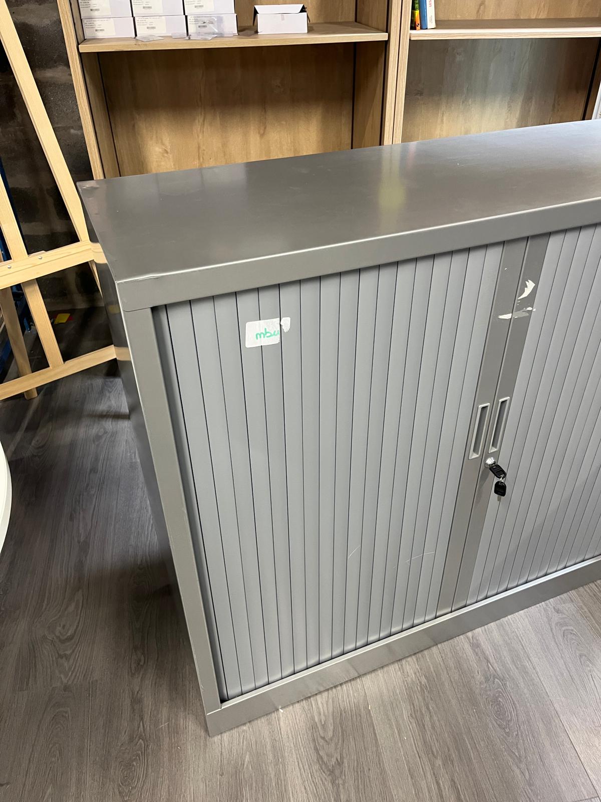 Armoire de bureau métallique avec clé – 2 tablettes – L120 x P43 x H105 cm