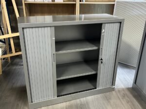 Armoire de bureau métallique avec clé – 2 tablettes – L120 x P43 x H105 cm