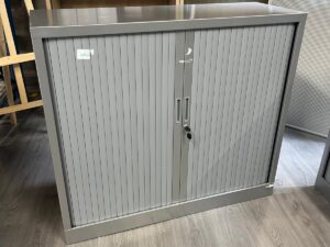 Armoire de bureau métallique avec clé – 2 tablettes – L120 x P43 x H105 cm