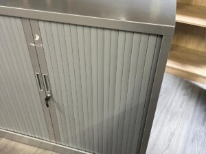Armoire de bureau métallique avec clé – 2 tablettes – L120 x P43 x H105 cm