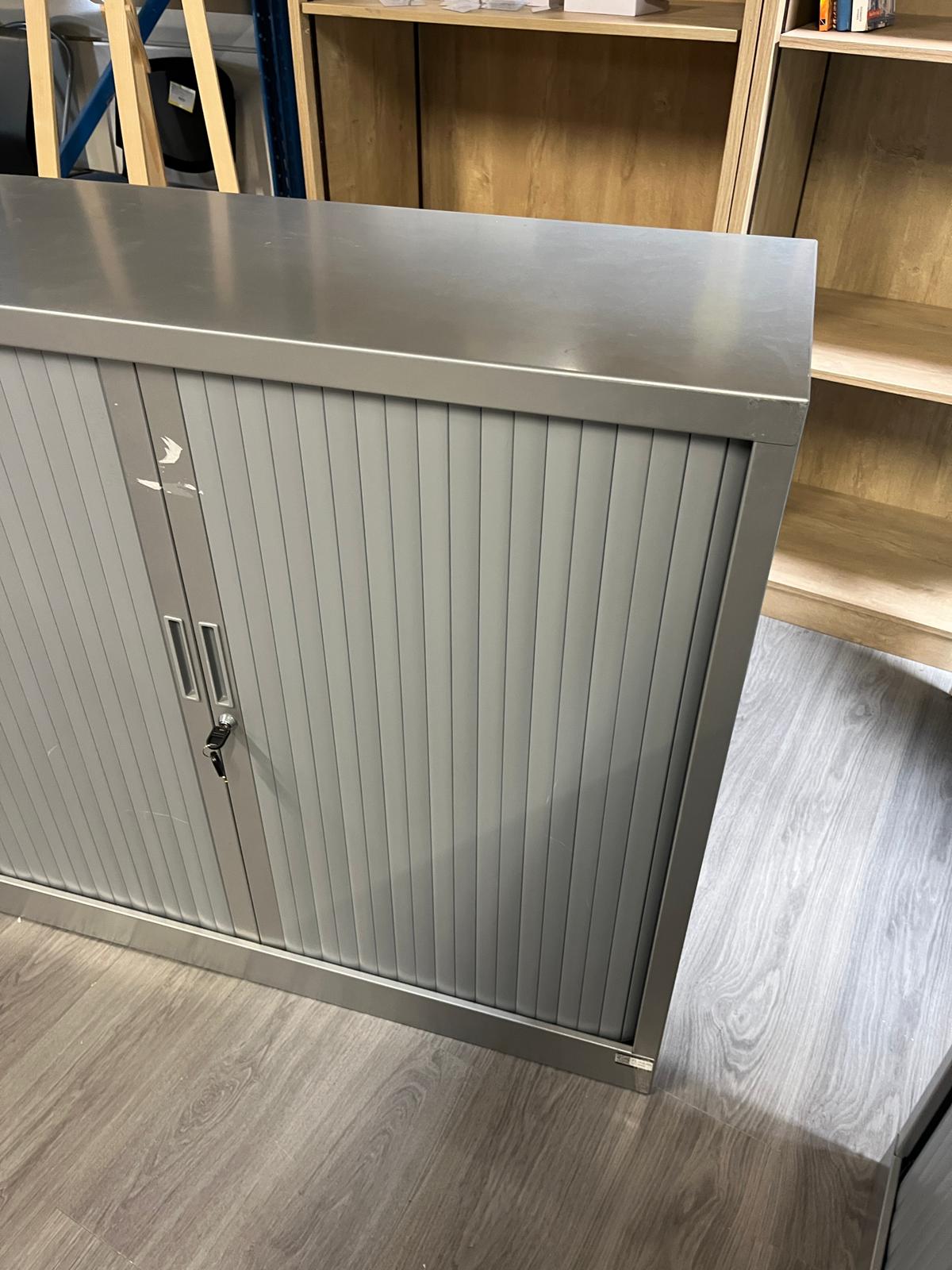 Armoire de bureau métallique avec clé – 2 tablettes – L120 x P43 x H105 cm
