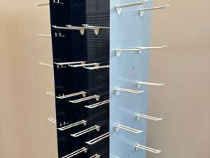 Présentoir rotatif sur roulettes – Métal bleu – 4 faces – H185 cm