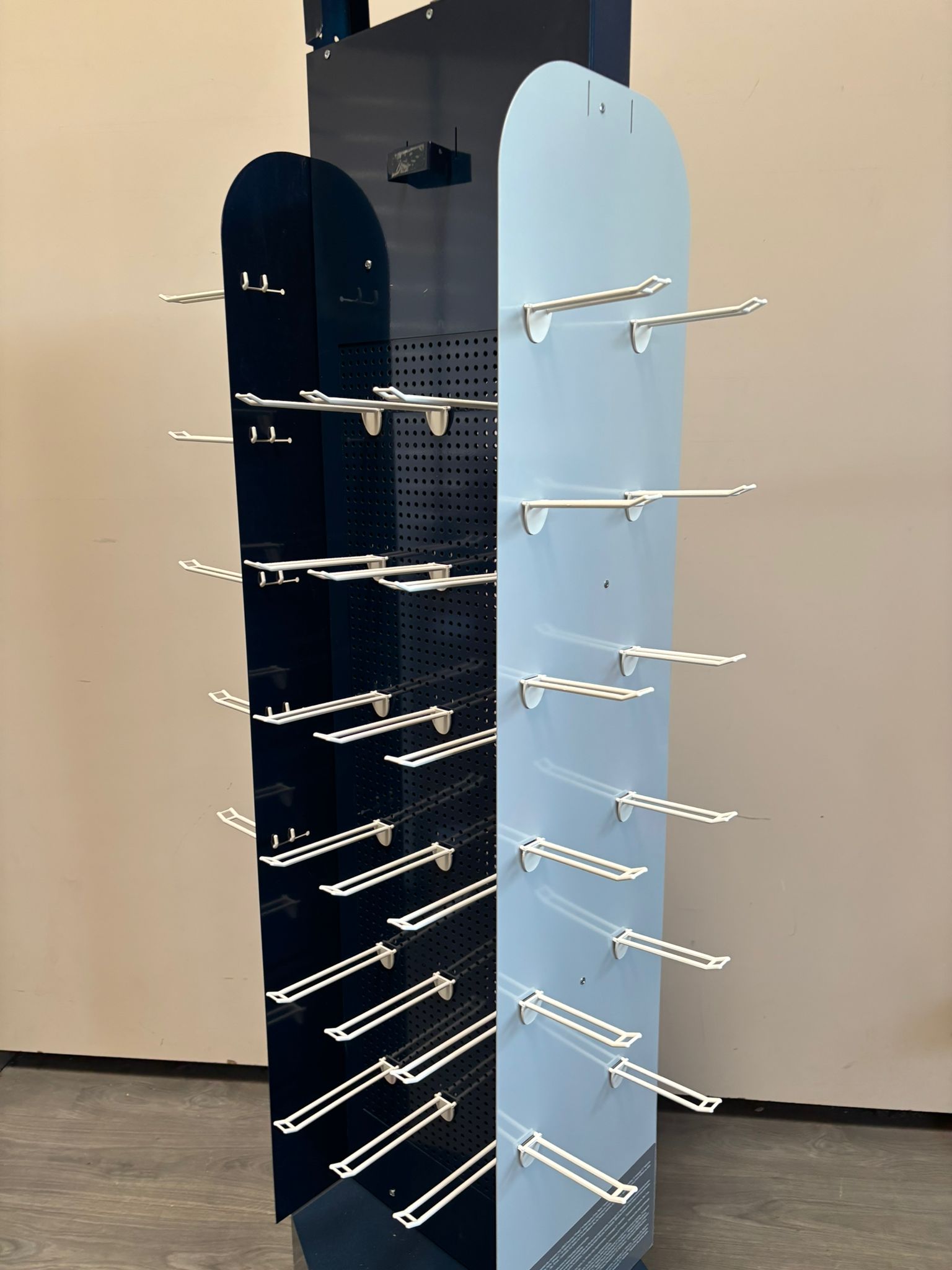 Présentoir rotatif sur roulettes – Métal bleu – 4 faces – H185 cm