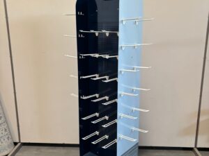 Présentoir rotatif sur roulettes – Métal bleu – 4 faces – H185 cm