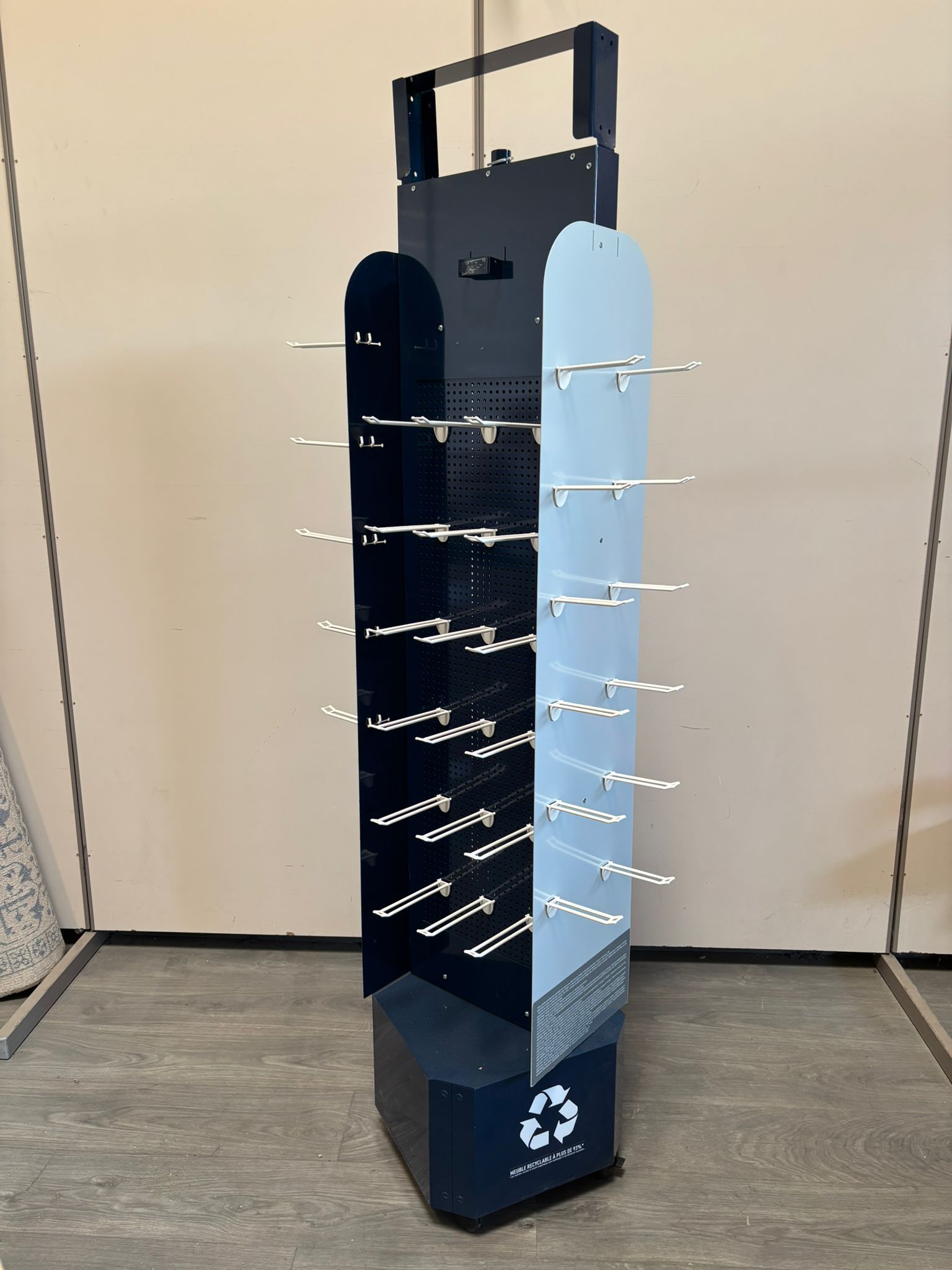 Présentoir rotatif sur roulettes – Métal bleu – 4 faces – H185 cm