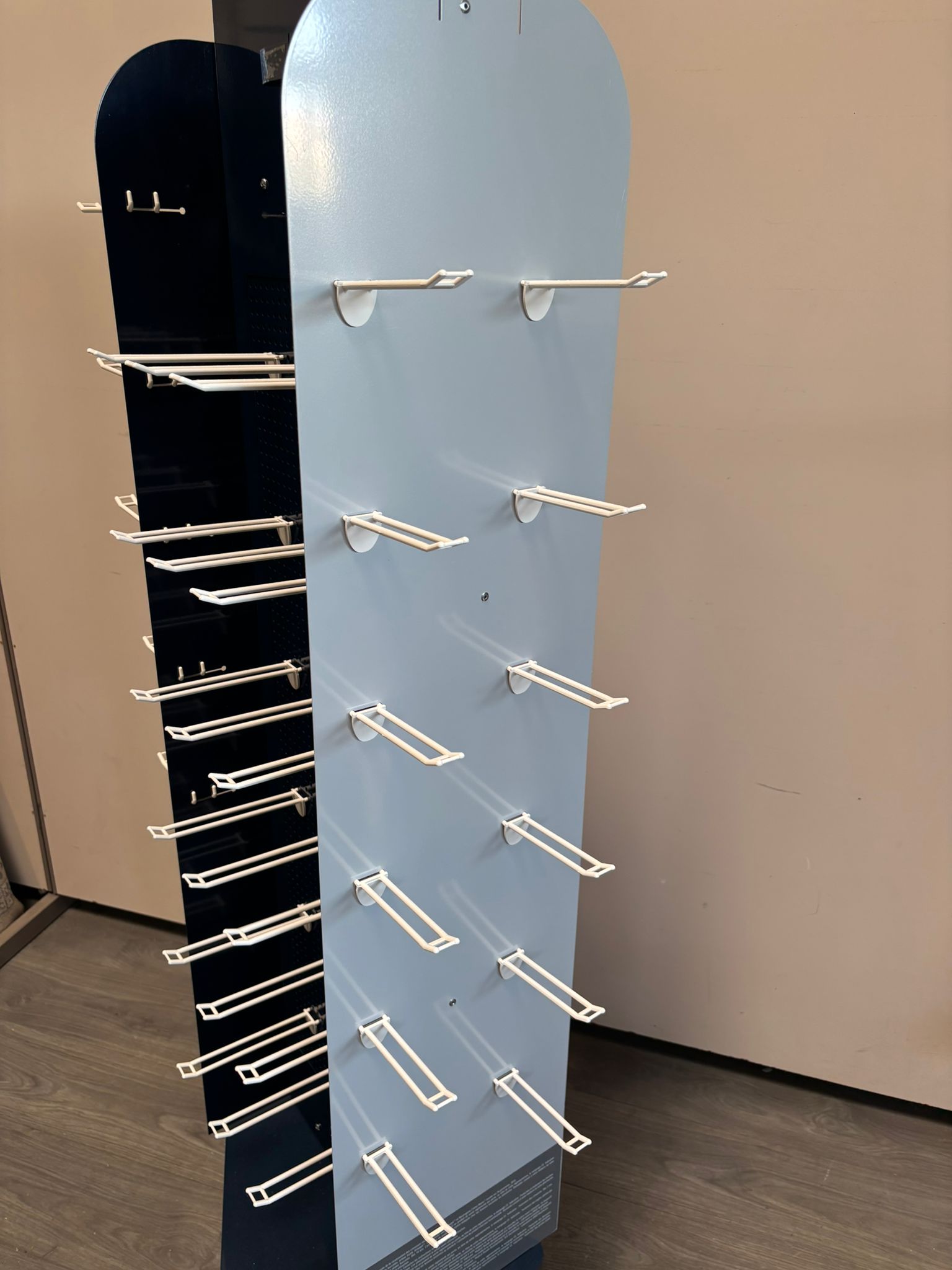 Présentoir rotatif sur roulettes – Métal bleu – 4 faces – H185 cm
