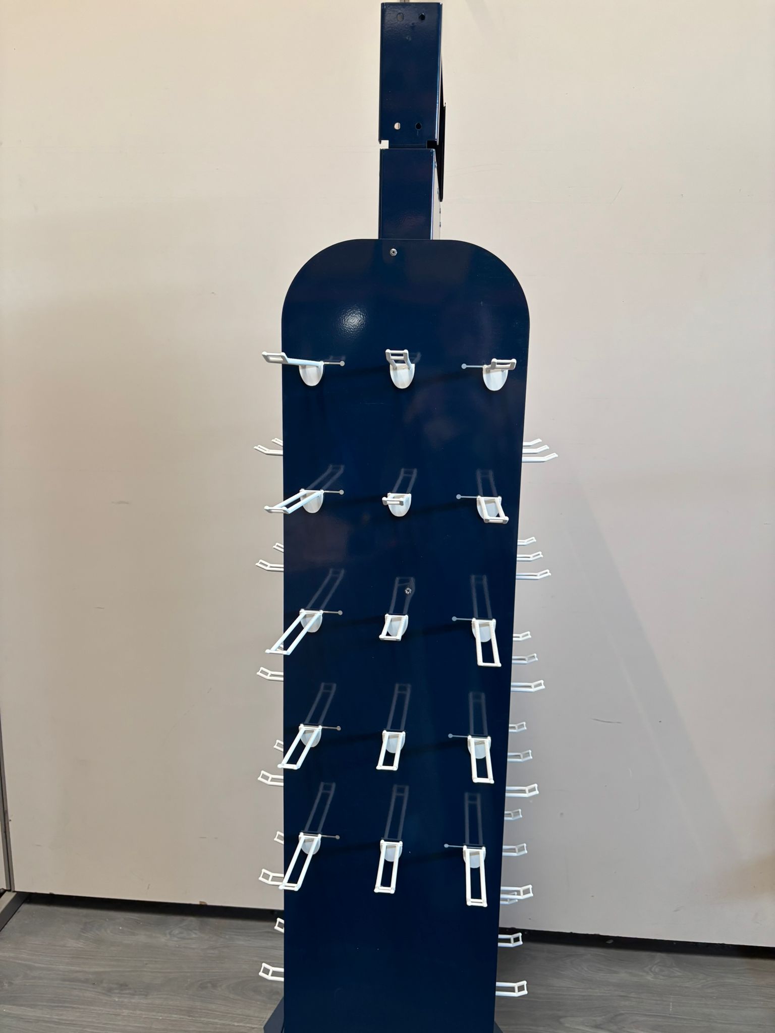 Présentoir rotatif sur roulettes – Métal bleu – 4 faces – H185 cm