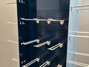 Présentoir rotatif sur roulettes – Métal bleu – 4 faces – H185 cm