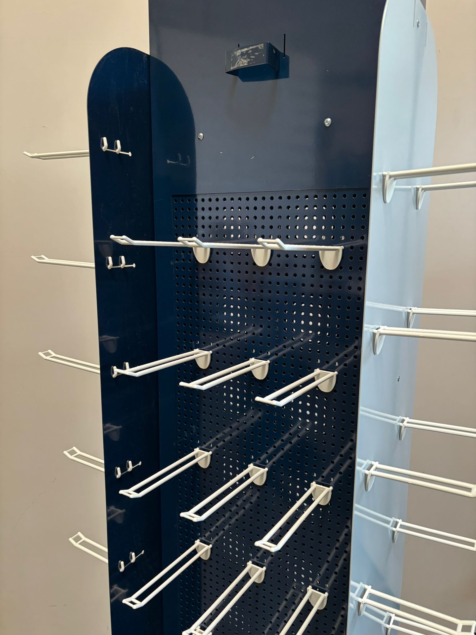 Présentoir rotatif sur roulettes – Métal bleu – 4 faces – H185 cm