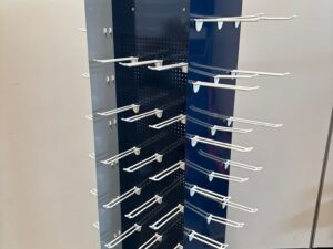Présentoir rotatif sur roulettes – Métal bleu – 4 faces – H185 cm