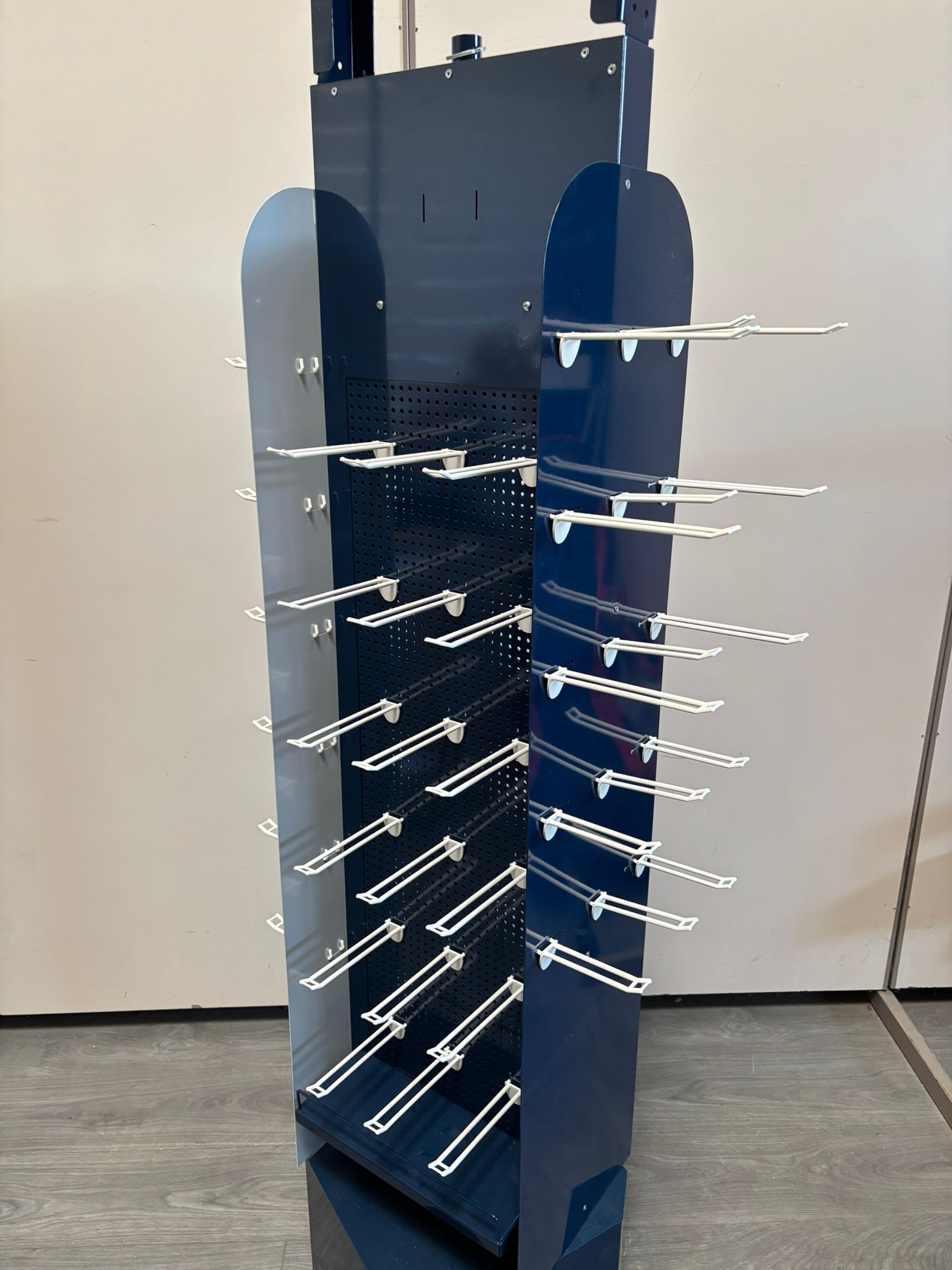 Présentoir rotatif sur roulettes – Métal bleu – 4 faces – H185 cm