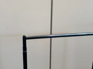 Portant droit métallique noir – Hauteur réglable – L77 x P39 x H116 à 156 cm