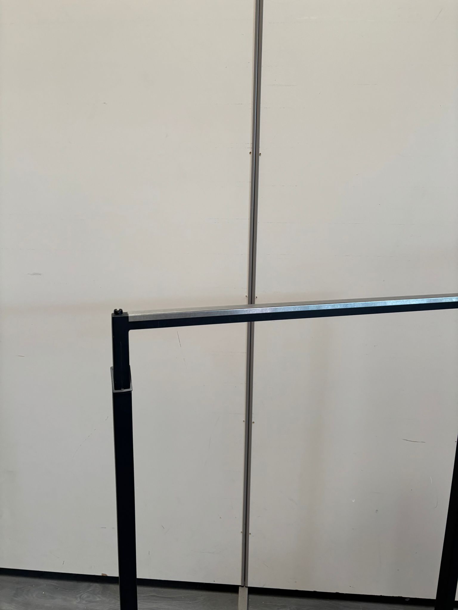 Portant droit métallique noir – Hauteur réglable – L77 x P39 x H116 à 156 cm