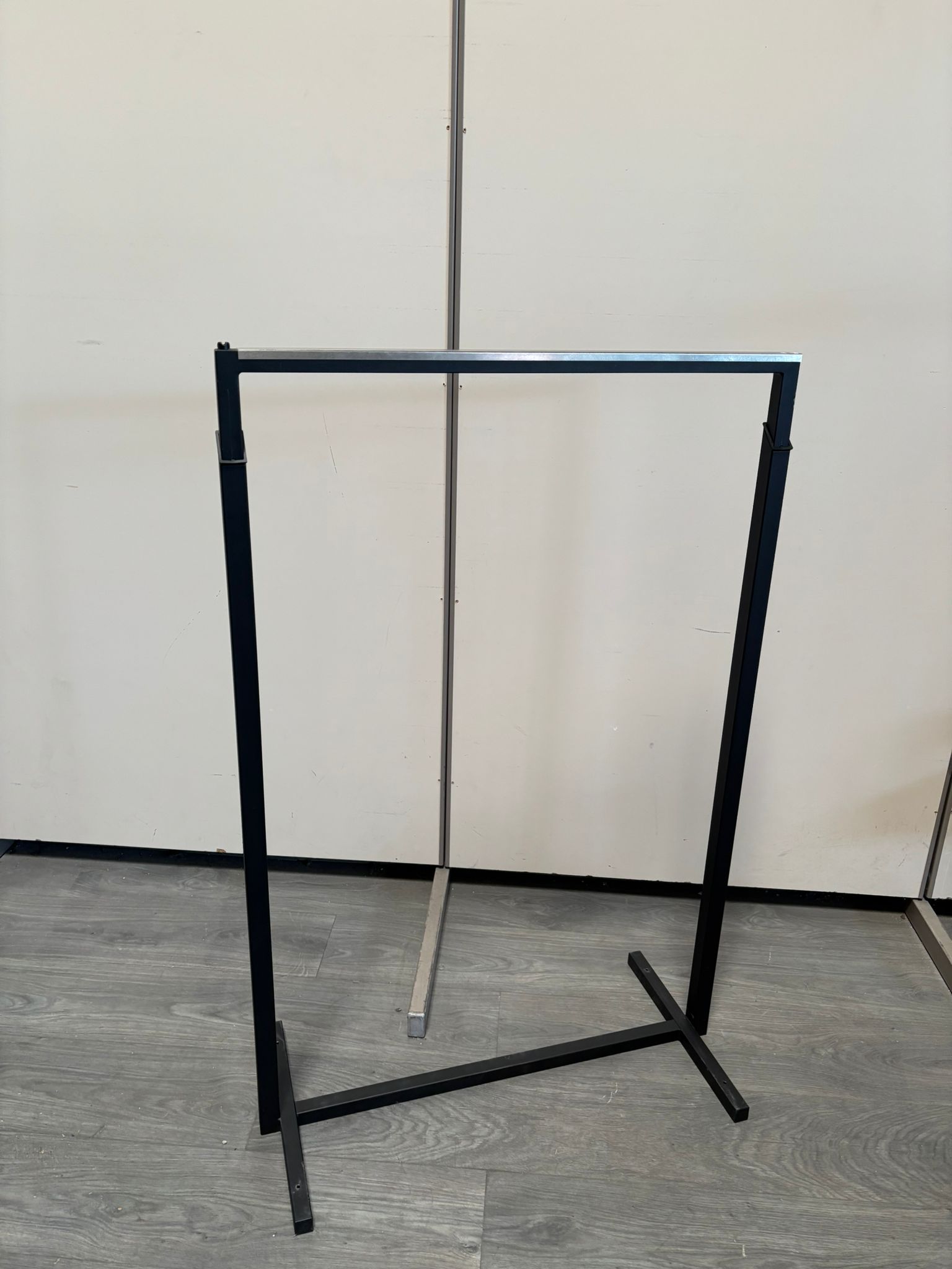 Portant droit métallique noir – Hauteur réglable – L77 x P39 x H116 à 156 cm