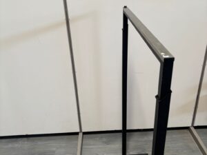 Portant droit métallique noir – Hauteur réglable – L77 x P39 x H116 à 156 cm