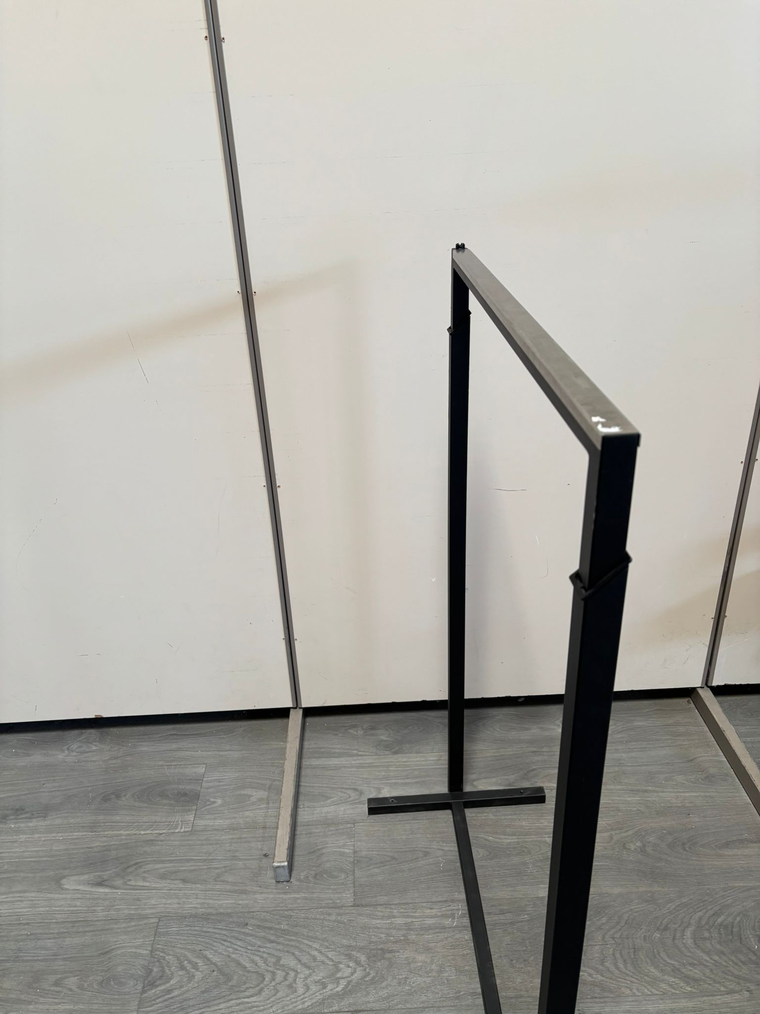 Portant droit métallique noir – Hauteur réglable – L77 x P39 x H116 à 156 cm