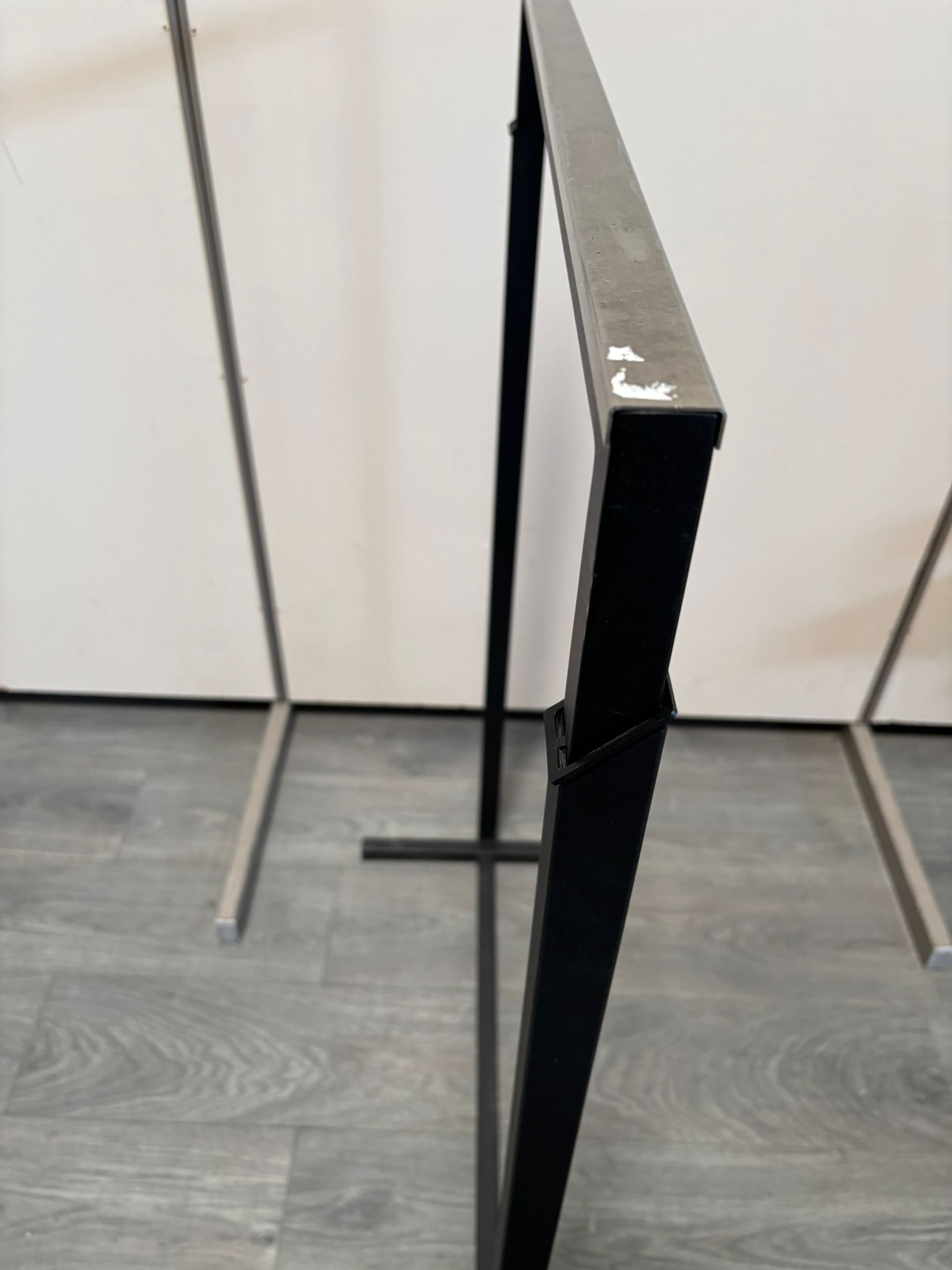 Portant droit métallique noir – Hauteur réglable – L77 x P39 x H116 à 156 cm