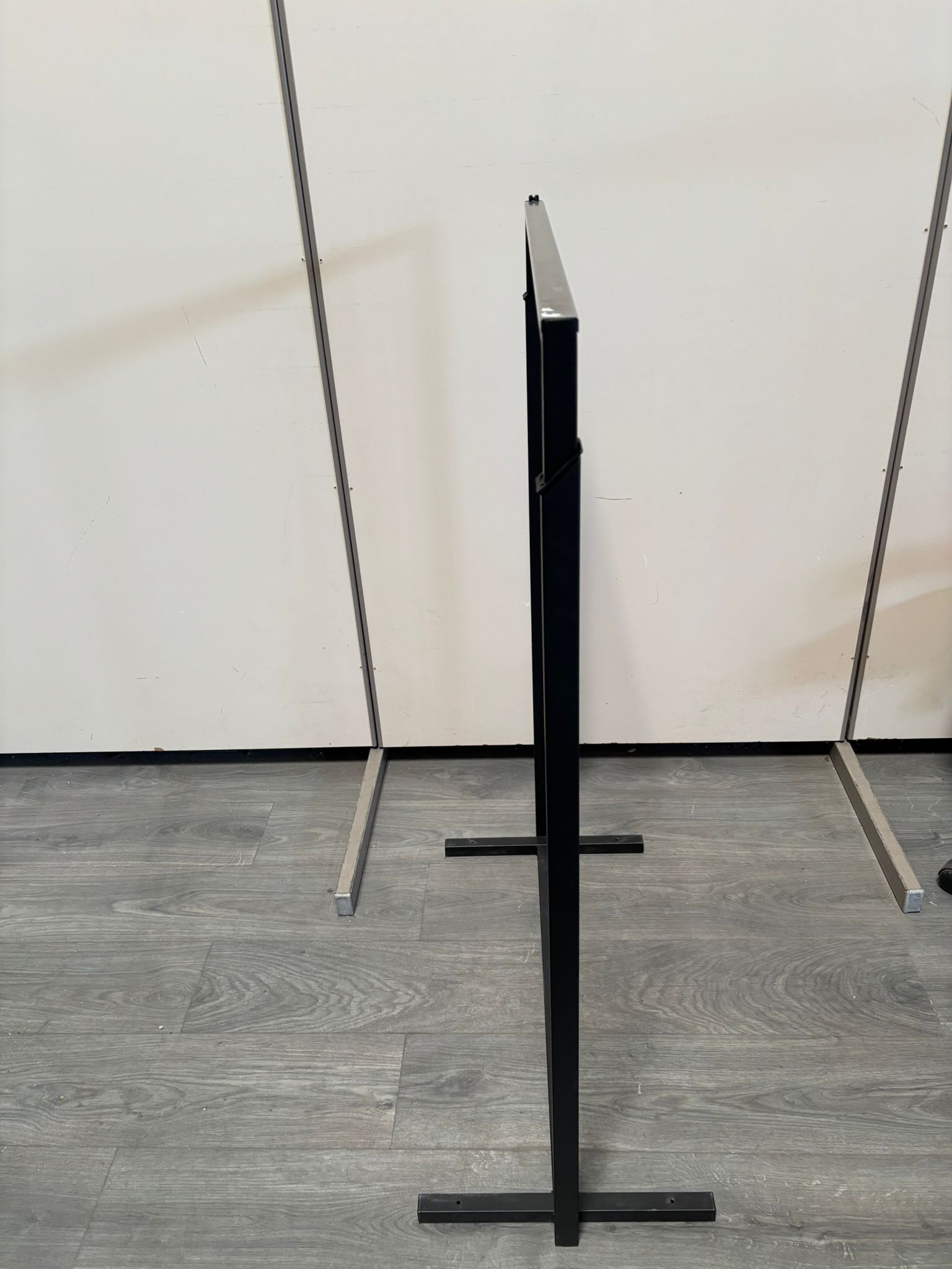 Portant droit métallique noir – Hauteur réglable – L77 x P39 x H116 à 156 cm