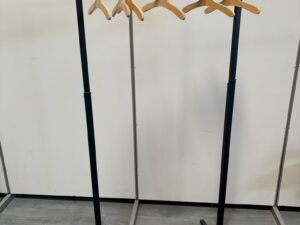 Portant droit métallique noir – Hauteur réglable – L77 x P39 x H116 à 156 cm