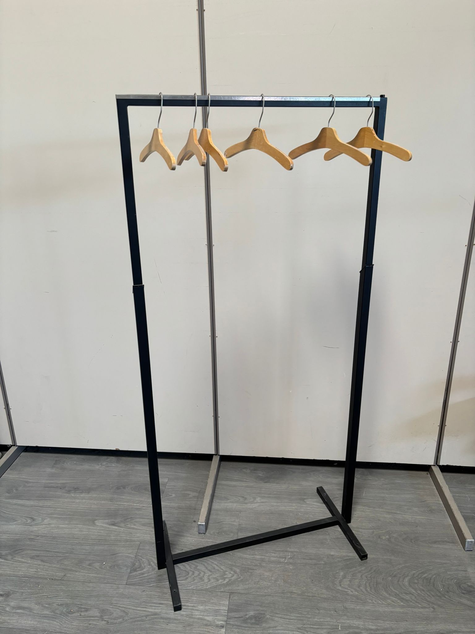 Portant droit métallique noir – Hauteur réglable – L77 x P39 x H116 à 156 cm