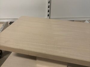 Table / présentoir 2 niveaux – Bois beige – L70 x P45 x H35 cm