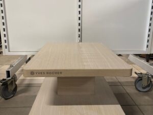 Table / présentoir 2 niveaux – Bois beige – L70 x P45 x H35 cm